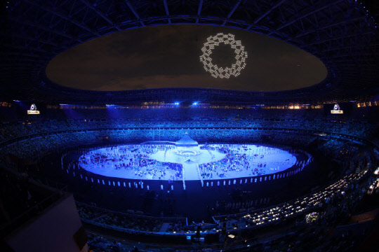 도쿄올림픽 개막식에서 드론이 도쿄올림픽 엠블럼을 만들고 있다. 사진=연합뉴스